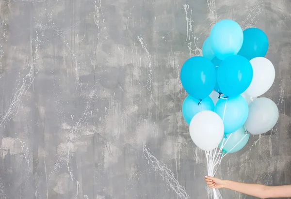 Vrouw met veel kleurrijke ballonnen — Stockfoto