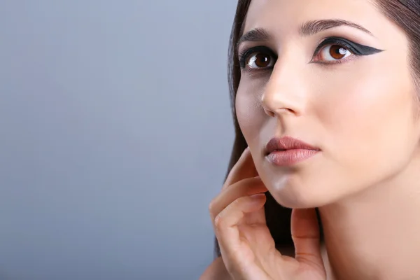 Mujer atractiva joven — Foto de Stock