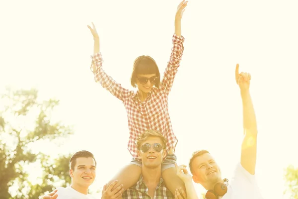 Happy Vrienden Opknoping Out Zonnige Dag Buiten — Stockfoto