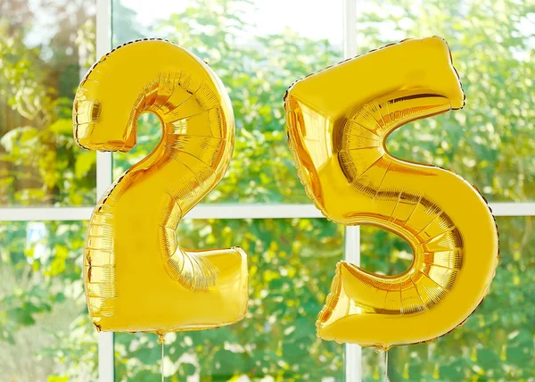 Balões de aniversário dourado — Fotografia de Stock