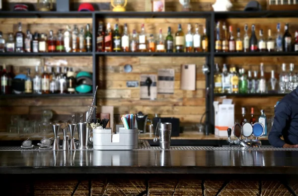 Différentes boissons sur le comptoir du bar dans un café moderne — Photo