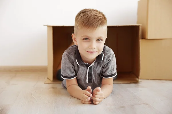 Junge spielt mit Kartons — Stockfoto