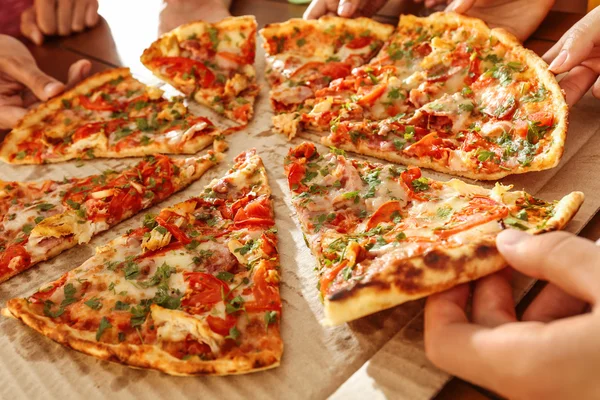 Vrienden die pizza eten — Stockfoto