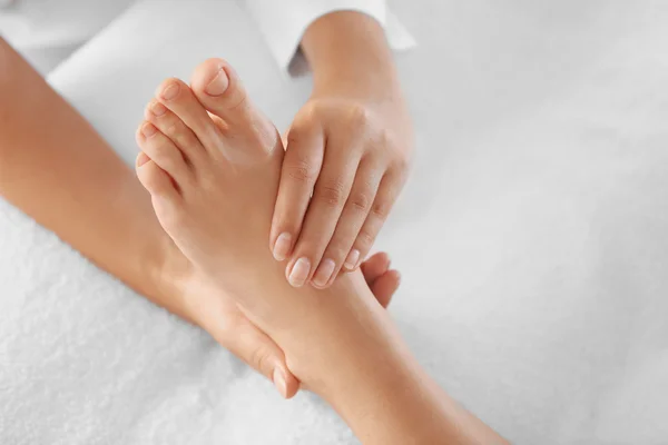 Massagem nos pés no salão de spa — Fotografia de Stock
