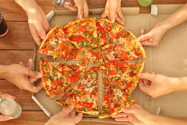 Przyjaciele jedzący pizzę — Zdjęcie stockowe