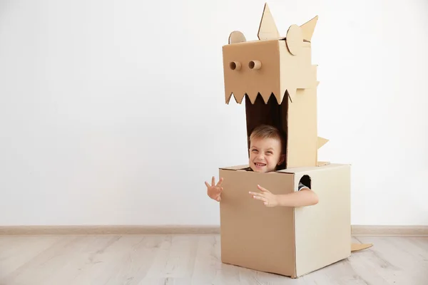 Παιδί παίζει με κουτί από χαρτόνι — Φωτογραφία Αρχείου
