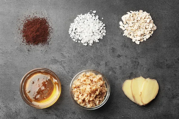 Natuurlijke ingrediënten voor zelfgemaakte scrub op grijze achtergrond — Stockfoto