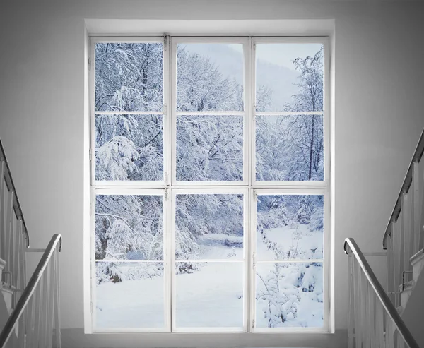 Современное жилое окно со снежным пейзажем — стоковое фото