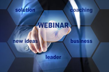 Webinar düğmeye sanal ekranda iş adamı. İş koçluk ve modern teknoloji kavramı.
