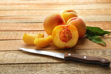 Taze sulu şeftali ve ahşap arka plan üzerinde bıçak