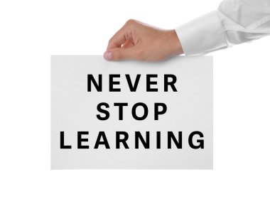 Beyaz arka plan üzerinde beyaz kağıt metinle tutan elini. İş eğitmen