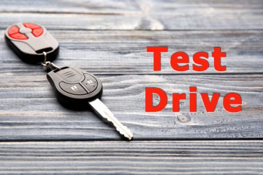 Test sürücü kavram. Arabanın anahtarını ahşap tablo