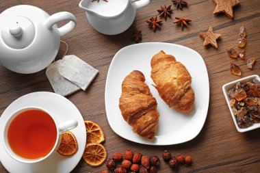 Malzemeler ahşap arka planda, düz içme çay için lay