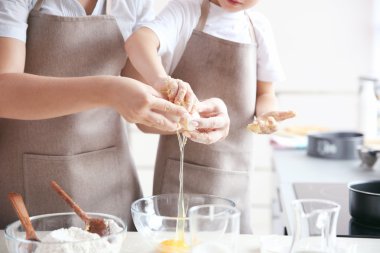 Kasede yumurta koyarak anne