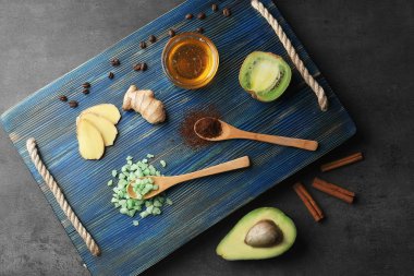 Ahşap tahta ve gri arka plan üzerinde ev yapımı fırçalayın için doğal maddeler