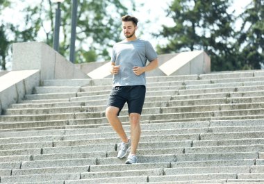 Genç adam koşuyor.