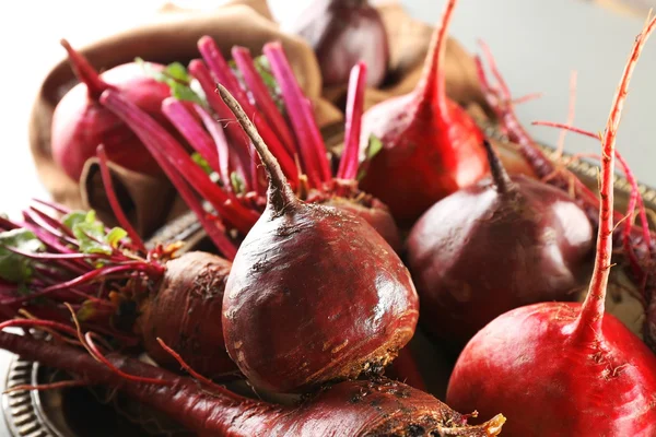 Fresh young beets on tray, closeup — Stock Photo, Image