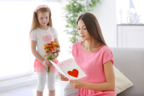 Dochter Met Bloemen Groet Moeder Thuis Moeders Dag Concept — Stockfoto