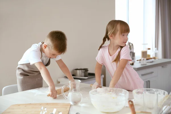 Niños haciendo galletas. —  Fotos de Stock