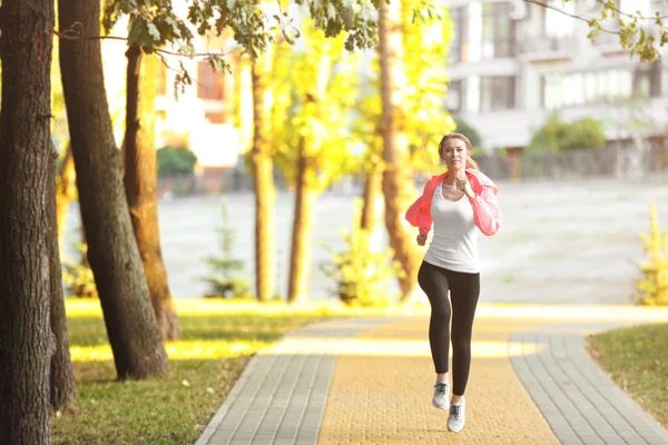 Vrouw joggen in een park — Stockfoto