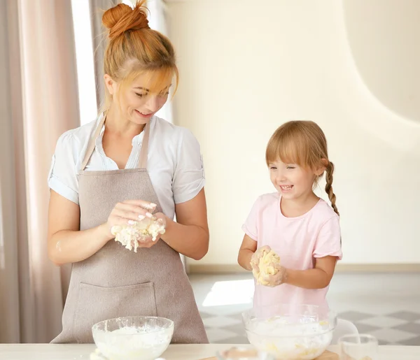 Mother and daughter with dough — Stock Photo, Image