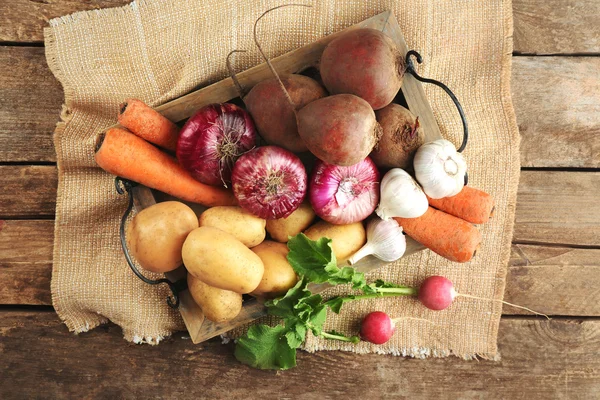 袋詰めの木製のボックスで新鮮な野菜 — ストック写真