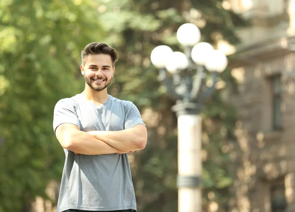 Portret van knappe lachende man — Stockfoto