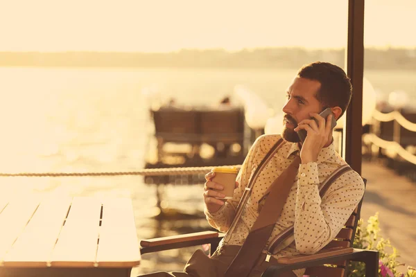 Biznesmen Mówi Przez Telefon Komórkowy Zewnątrz — Zdjęcie stockowe