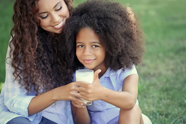 African-American woman and daughter — Stock Photo, Image