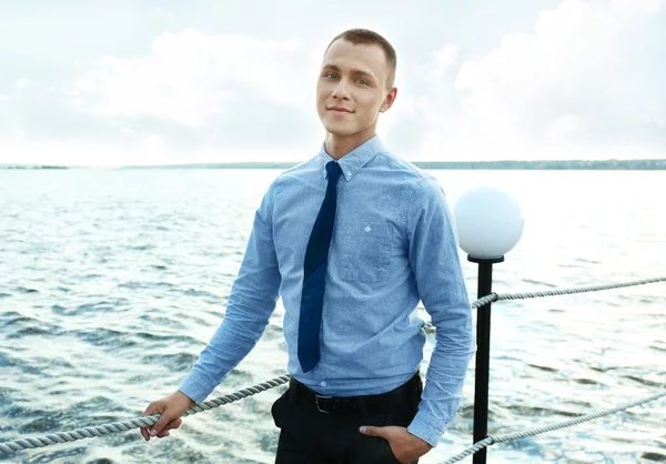 Homem Camisa Azul Gravata Couro Preto Cais — Fotografia de Stock