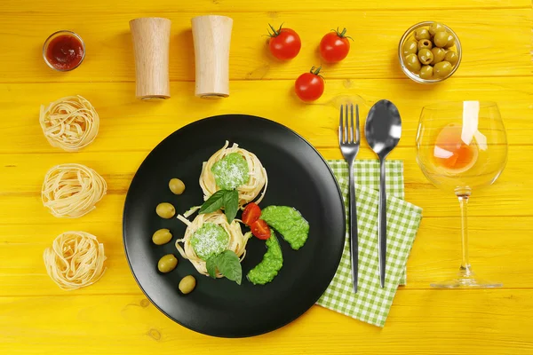 Köstliche Tagliatelle-Pasta mit Zutaten auf Holztisch — Stockfoto