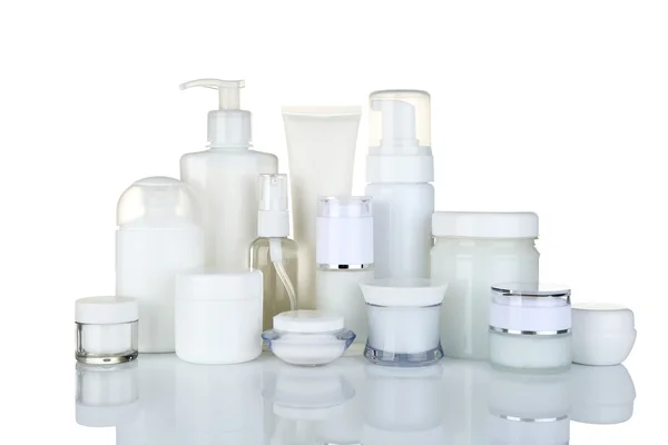 Diverse bottiglie cosmetiche isolate su bianco — Foto Stock