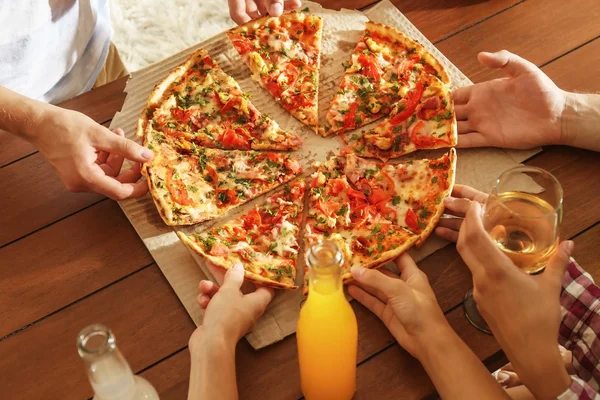 Amigos comendo pizza — Fotografia de Stock