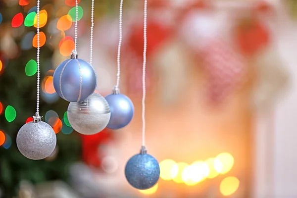 Belas bolas em luzes de Natal — Fotografia de Stock