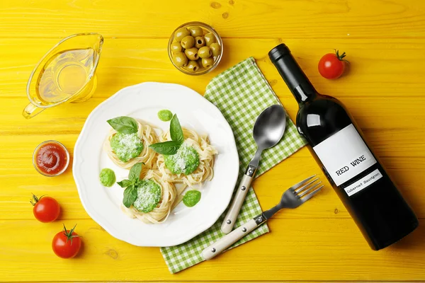 木製のテーブルに食材のおいしいタリアテッレ パスタ — ストック写真