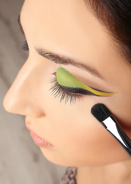 Makeup artist applying makeup — Stock Photo, Image
