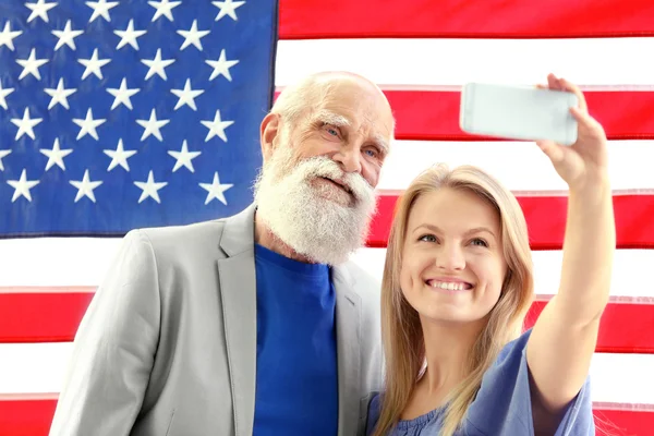 Abuelo Nieta Tomando Fotos Fondo Bandera Estadounidense — Foto de Stock