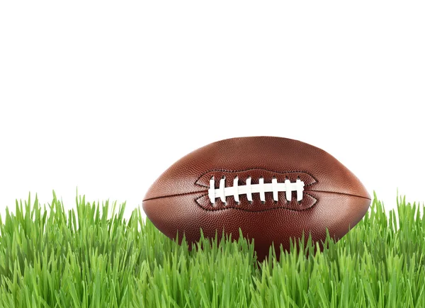 Американський футбол на зеленій траві ізольовані на білому — стокове фото