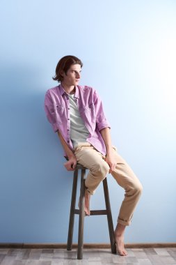 Yakışıklı genç adam. 