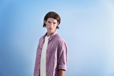 Yakışıklı genç adam. 