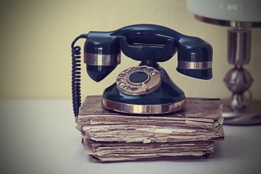 Beyaz masa üzerinde Vintage telefon