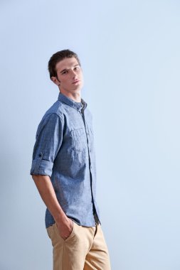 Yakışıklı genç adam. 