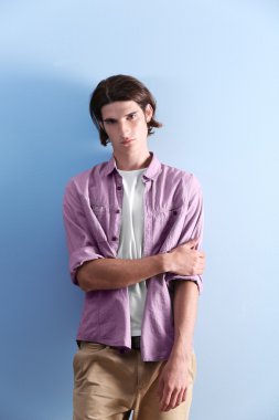 Yakışıklı genç adam. 