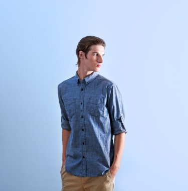 Yakışıklı genç adam. 