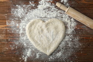 Pizza hamuru un tablo üzerinde kalp şeklinde