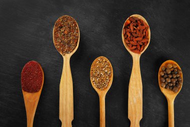 tahta kaşıklar içinde baharatlar