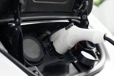 Elektrikli arabayı şarj etmek.