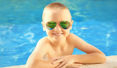 Yüzme havuzunda küçük bir çocuk