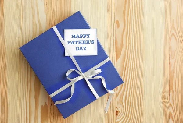 Ahşap arka plan üzerinde Babalar günü için hediye kutusu — Stok fotoğraf