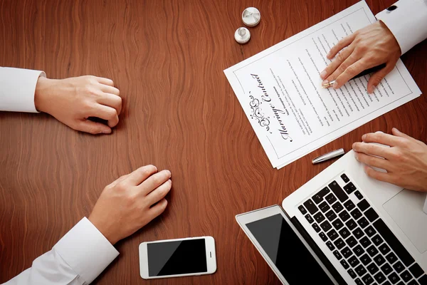 Ondertekening van de documenten van het huwelijk in notaris kantoor — Stockfoto